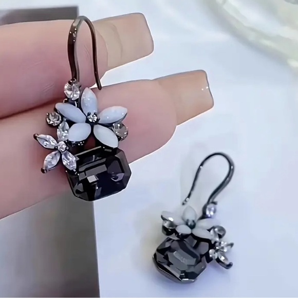 Elegant Floral Drop Earrings - Picture 3 of 5